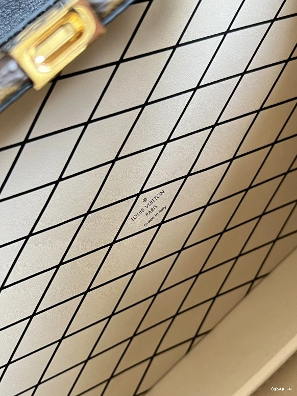 MALLE PETITE V LOUIS VUITTON 0823
